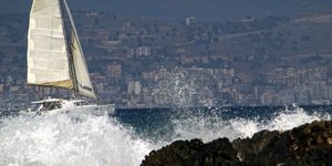 Ιστιοφόρο παλεύει με τα κύματα/ Φωτογραφία: Eurokinissi- ΚΟΝΤΑΡΙΝΗΣ ΓΙΩΡΓΟΣ