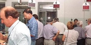 Ο ΑΜΚΑ της ταλαιπωρίας -Ατελείωτες ουρές από συνταξιούχους στο ΙΚΑ