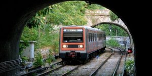 Σοκ - Ανδρας έπεσε στις γραμμές του Ηλεκτρικού και παρασύρθηκε από διερχόμενο τρ
