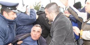 «Πόλεμος» στην Ηλεία: Ξύλο αγροτών – αστυνομίας με χημικά και προσαγωγές [εικόνε