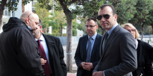 Ο Ηλιόπουλος για την έφοδο της ΕΛ.ΑΣ: Πέταξαν έξω από το σπίτι την έγκυο σύζυγο 