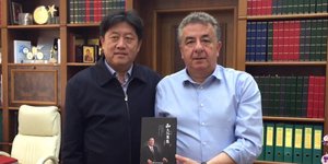 Ο Hui Li και ο Σταύρος Αρναουτάκης/ φωτογραφία: rethemnosnews.gr