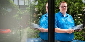 Ο άνθρωπος που πουλάει ψέμματα – Εχει «γραφείο για άλλοθι» και οργανώνει τις διπ