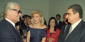 O Καρλ Λάγκερφελντ με την Μαριάννα και τον Βαρδή Βαρδινογιάννη /Φωτογραφία: NDP Photo Agency