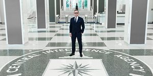 O Ντάνιελ Κρεγκ φωτογραφίζεται στα γραφεία της CIA/Φωτογραφία: Cia