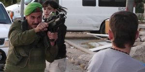 Ισραηλινός στρατιώτης σημαδεύει νεαρό παλαιστίνιο - Η φωτογραφία κερδίζει πάνω α