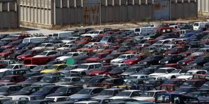 Porsche σαπίζουν στις μάντρες του Οργανισμού Διαχείρισης Δημοσίου Υλικού [εικόνε