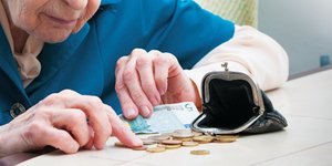 Οι μισές οικογένειες στην Ελλάδα έζησαν με λιγότερα από 800 ευρώ το μήνα το 2012