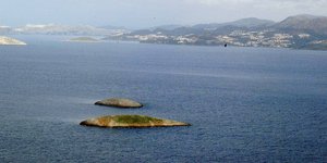 Πρόκληση: Υπέρπτηση 30 μέτρα πάνω από τα Ιμια από τουρκικό ελικόπτερο /Φωτογραφία: Eurokinissi