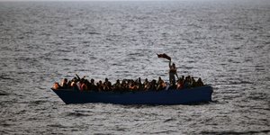 Περισσότεροι από 800 πρόσφυγες έφτασαν στην Ελλάδα από τη Δευτέρα/ Φωτογραφία: Emilio Morenatti/AP