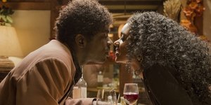 Cosmote TV: Πρεμιέρα για τη νέα κωμική σειρά In the Long Run με τον Iντρις Eλμπα