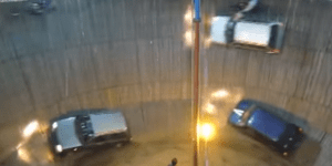 Γύρος θανάτου στην Ινδία: Αυτοκίνητα και μηχανές σε ένα ριψοκίνδυνο σόου [βίντεο