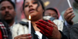 Φρίκη: Στην Ινδία καταδίκασαν 20χρονη σε δημόσιο ομαδικό βιασμό