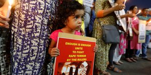 Κοριτσάκι μετέχει σε διαδήλωση κατά της σεξουαλικής βίας στο Αχμανταμπάντ της Ινδίας (Φωτογραφία: ΑΡ/Ajit Solanki)