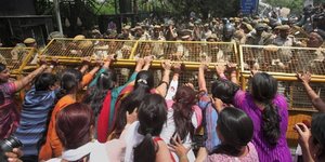 Οργή στην Ινδία για το βιασμό της 5χρονης – Διαδηλωτές «πολιόρκησαν» σπίτια πολι