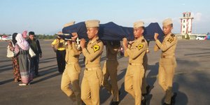 Τιμητικό άγημα μεταφέρει τη σορό του 21χρονου (Φωτογραφία: Twitter/@AirNav_Official) 