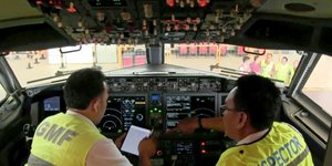 Επιθεωρητές του υπ. Μεταφορών της Ινδονησίας στο cockpit ενός Boeing 737 Max 8 (Φωτογραφία: ΑΡ)