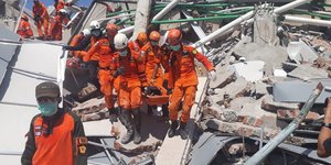 Αγωνιώδεις προσπάθειες από τους διασώστες/ Φωτογραφία: ΑΠΕ/ EPA