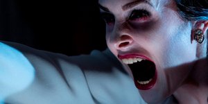 CINEΤROLL: Θερίζει ο τρόμος της δαιμονισμένης οικογένειας με τα φαντάσματα – Συν