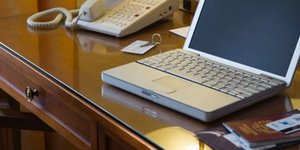 Οι τουρίστες έρχονται στην Ελλάδα αλλά δεν βρίσκουν ξενοδοχείο με σύνδεση στο ίν