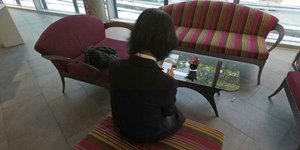 Η σύζυγος του κινέζου προέδρου της Ιντερπόλ Μενγκ Χονγκγουέι με την πλάτη στην κάμερα για λόγους ασφαλείας/Φωτογραφία: ΑΡ