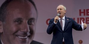 Ο Ιντζέ κατά τη σημερινή ομιλία του / Φωτογραφία: ΕΡΑ