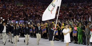 Η ομάδα προσφύγων στην τελετή έναρξης των Ολ. Αγώνων του 2016/ Φωτογραφία: AP- David J. Phillip