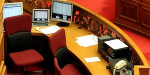 Υπάλληλοι της Βουλής: Μας έκοψαν το 52% του μισθού μας-Τι άλλο θέλουν;