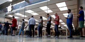 Στην ουρά για ένα iPhone XS (Φωτογραφία: AP Photo/Julio Cortez)