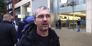 Ιστορία αγάπης με ένα iPhone -Περίμενε 44 ώρες στην ουρά για να τον συγχωρήσει η