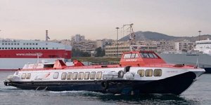 Ιπτάμενο δελφίνι προσάραξε σε αβαθή ανάμεσα σε Αίγινα και Αγκίστρι