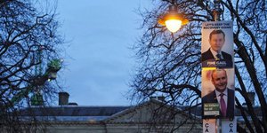  (αφίσες με τους ηγέτες των δυο μεγαλυτέρων κομμάτων κατά την προεκλογική περίοδο του Φεβρουαρίου