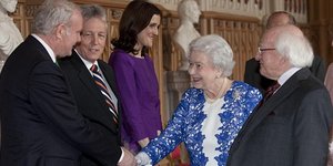 Ενας πρώην διοικητής του ΙΡΑ στο παλάτι με την βασίλισσα Ελισάβετ: Πως αλλάζουν 