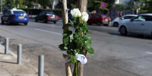 Εκλεψαν τις μπλούζες και τα κασκόλ του Ηρακλή από το σημείο του τραγικού τροχαίου/ Φωτογραφία: ΤΡΥΨΑΝΗ ΦΑΝΗ/Eurokinissi