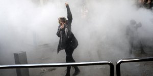 Μια φοιτήτρια υψώνει τη γροθιά σε αντικυβερνητική διαδήλωση στην Τεχεράνη (Φωτογραφία: ΑΡ) 