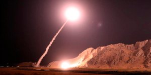 Oι ιρανικοί πύραυλοι είχαν στόχο το αρχηγείο οργάνωσης «τρομοκρατών» στην Αλ Μπουκάμαλ της Συρίας (Φωτογραφία:  Sepahnews via AP) 