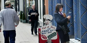 Γυναίκα σε δρόμο της Ιρλανδίας/ Φωτογραφία AP images