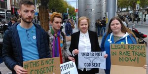 Περίπου 400 Ιρλανδοί διαδήλωσαν στο Κορκ κρατώντας στα χέρια γυναικεία εσώρουχα (Φωτογραφία: Τwitter/Ruth Coppinger) 