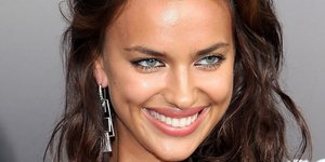 Η καυτή Shayk ευχήθηκε καλό Πάσχα ποζάροντας με εσώρουχα και φορώντας μία μάσκα 