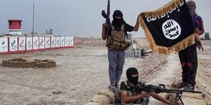 Σοκάρει και πάλι η ISIS: Ανατριχιαστικά στιγμιότυπα από δημόσιους ακρωτηριασμούς και σταύρωση υπόπτων [εικόνες]