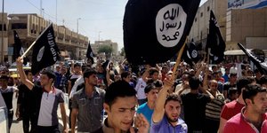 Υποστηρικτές του ISIS σε πορεία στη Μοσούλη. AP Photo