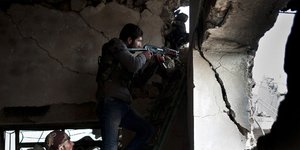 Τζιχαντιστής με το όπλο στα χέρια / Φωτογραφία: ΑΡ (αρχείο)