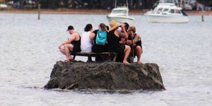 Φωτογραφία: Facebook/ Η απίστευτη ιδέα που είχε μία παρέα στην Νέα Ζηλανδία να γλιτώσει την απαγόρευση ποτού από τις αρχές την Πρωτοχρονιά [εικόνες]