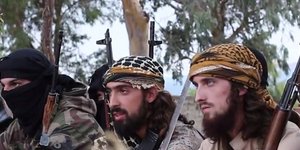 Μήνυμα μίσους από Γάλλους τζιχαντιστές: Καίνε τα διαβατήρια τους και καλούν επιθέσεις και αποκεφαλισμούς [εικόνες]