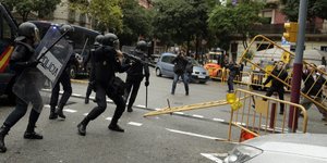 Η ισπανική κυβέρνηση προσπάθησε να εξηγήσει τη στάση της αστυνομίας (Φωτογραφία: AP/ Manu Fernandez)