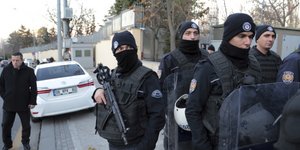 Αστυνομική παρουσία έξω από την πρεσβεία του Ισραήλ στην Αγκυρα (Φωτογραφία: AP)