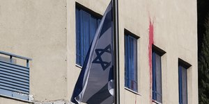 Φωτογραφία από παλαιότερο βανδαλισμό του Ρουβίκωνα στην πρεσβεία του Ισραήλ: Intimenews