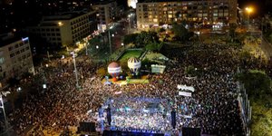 Ισραήλ: Χιλιάδες πολίτες διαδήλωσαν στο Τελ Αβίβ για την 23η επέτειο της δολοφονίας του Ράμπιν (Φωτογραφία: Twitter)