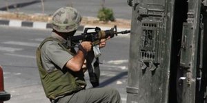 Η εικόνα που προκάλεσε την παγκόσμια οργή: Ισραηλινός στοχεύει μικρό Παλαιστίνιο