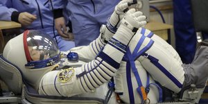 Αστροναύτης ετοιμάζεται για το ταξίδι στον ISS (Φωτογραφία: AP/ Dmitri Lovetsky)